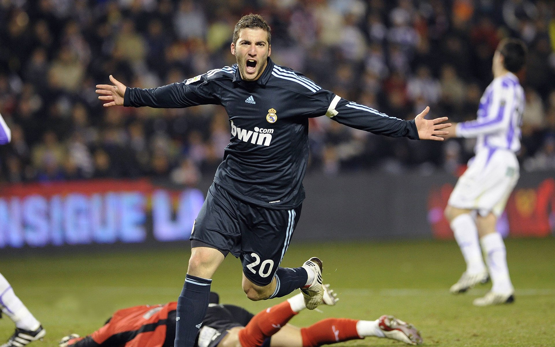 九游体育官网-“西甲豪门鏖战，积分榜第一悬念逐步拉开”，西甲豪门友谊赛